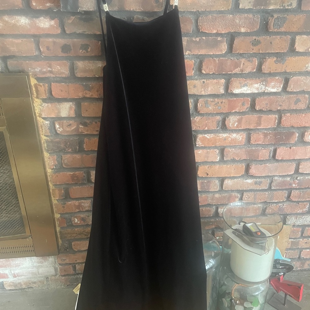 Beautiful velvet dress very flattering with smalll print stone detail on strap